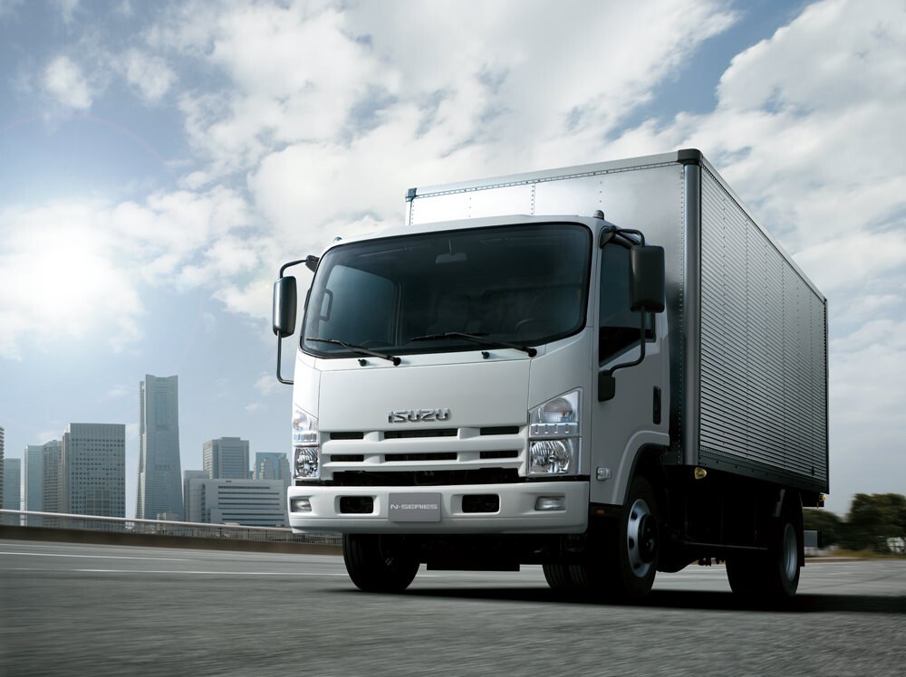 Camion Isuzu Série N dans un environnement urbain