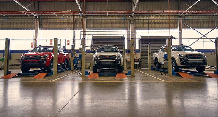 Véhicules Isuzu sur les postes de travail d’un atelier